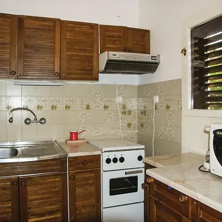 Three-bedroom Holiday In Prázdninový dům Zamárdi